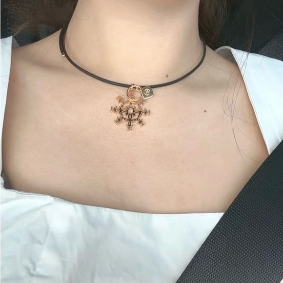 2/35$ Chanel snowflake logo charm - Picture 6 of 8